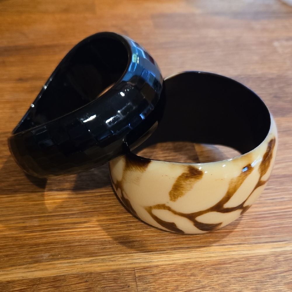Set Of 2 Acrylic Bangles Black, Cream Animal Print